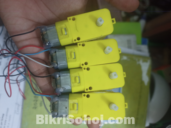 Gear motor with wheels